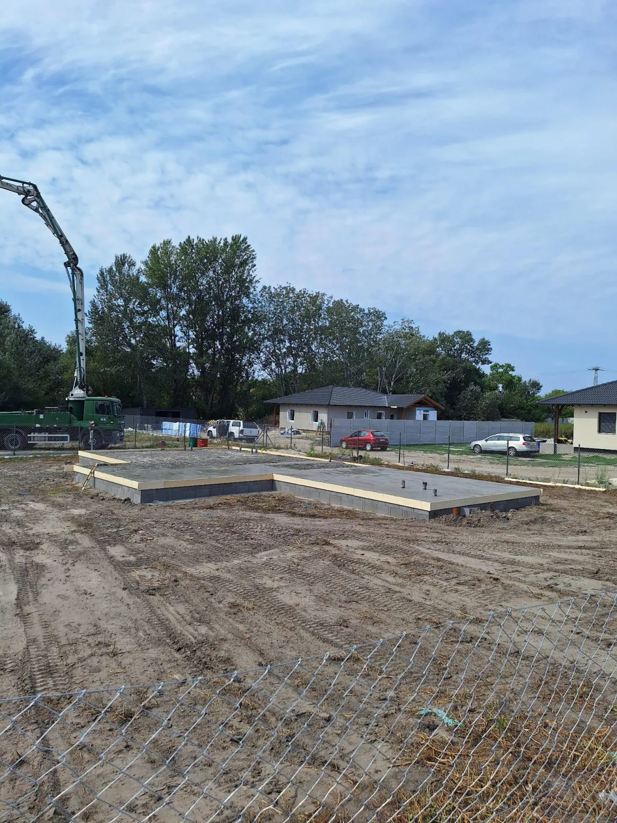 Frissen betonozott alaplemez egy új építkezés kezdetén